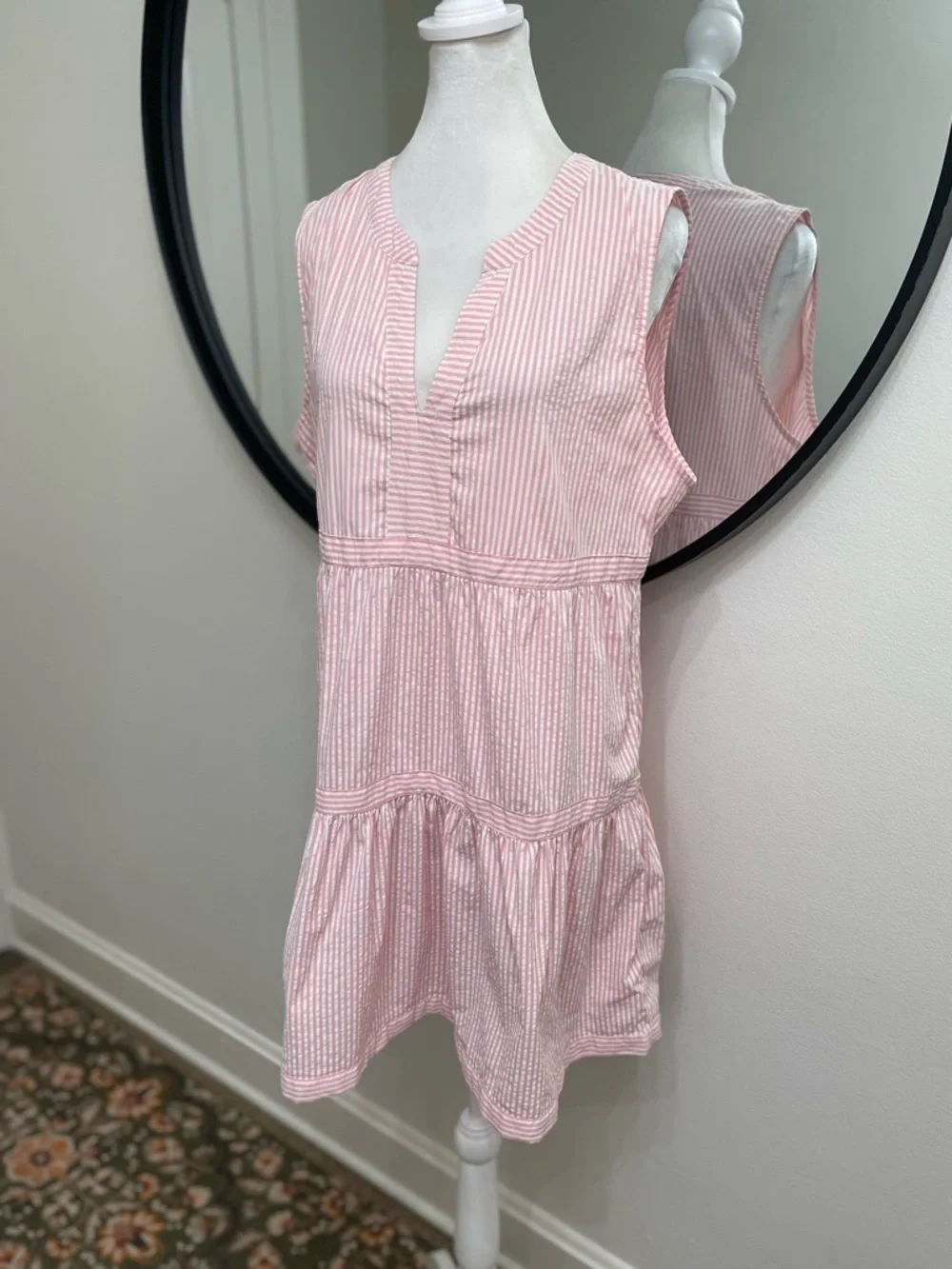 Vineyard Vines Tiered Seersucker Dress. Size Large - Picture 2 of 5